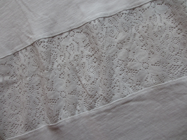 weißes T-Shirt mit Muster