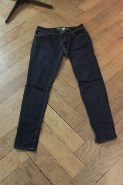  blaue Jeans mit Gesäßtaschen und Hüfttaschen
