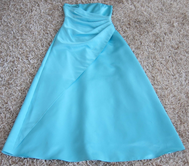 Türkises langes Kleid mit Raffung und Strasssteinen