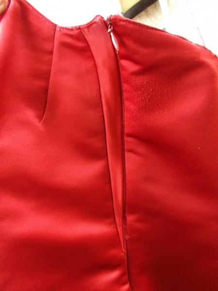 rotes glänzendes Partykleid