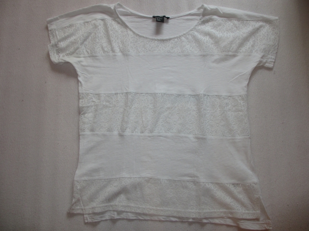 weißes T-Shirt mit Muster