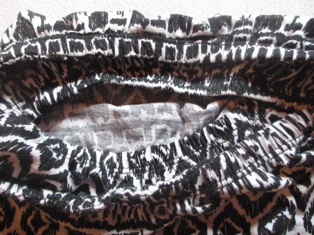 schwarz/weiß gemustertes trägerloses Top