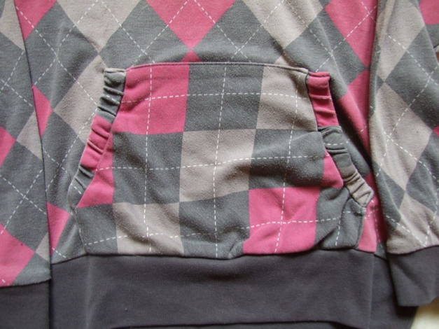 grau pinker Rollkragen Pullover kariert