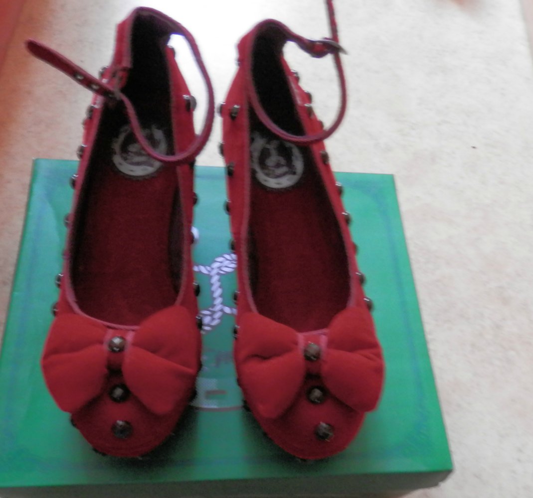 Kirschrote retro Schuhe