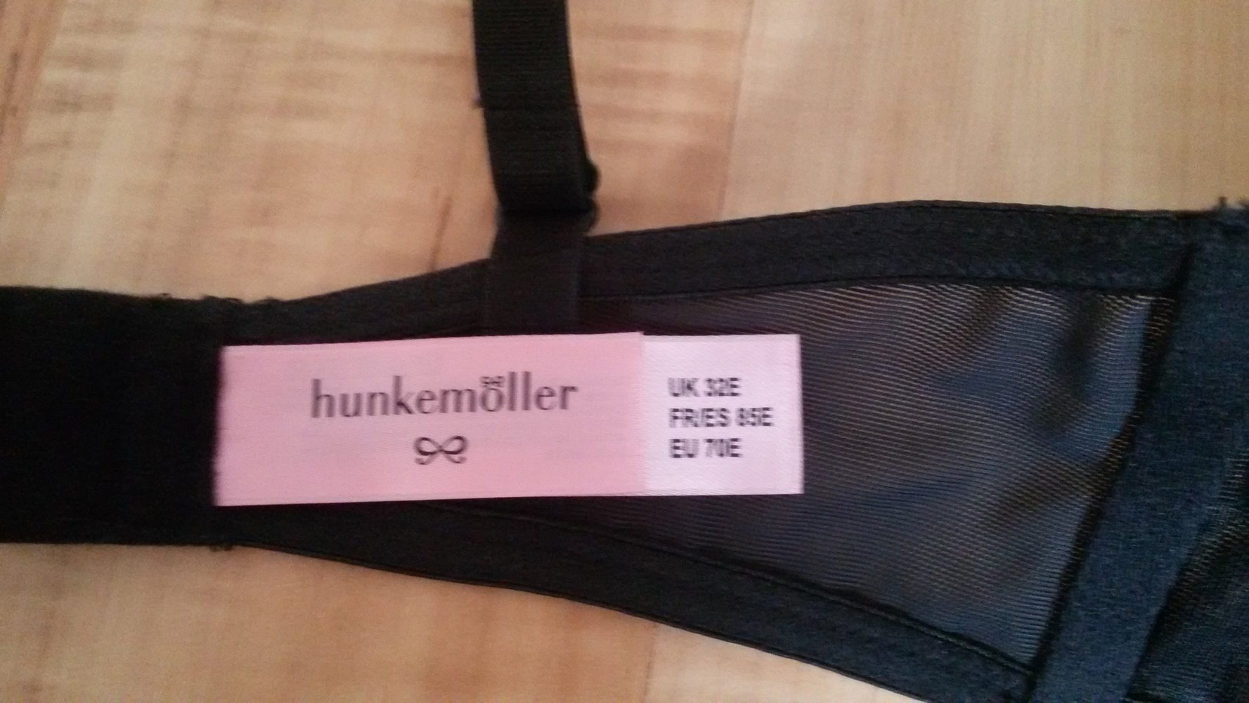 Schalen-BH 70E in Schwarz-Weiß
