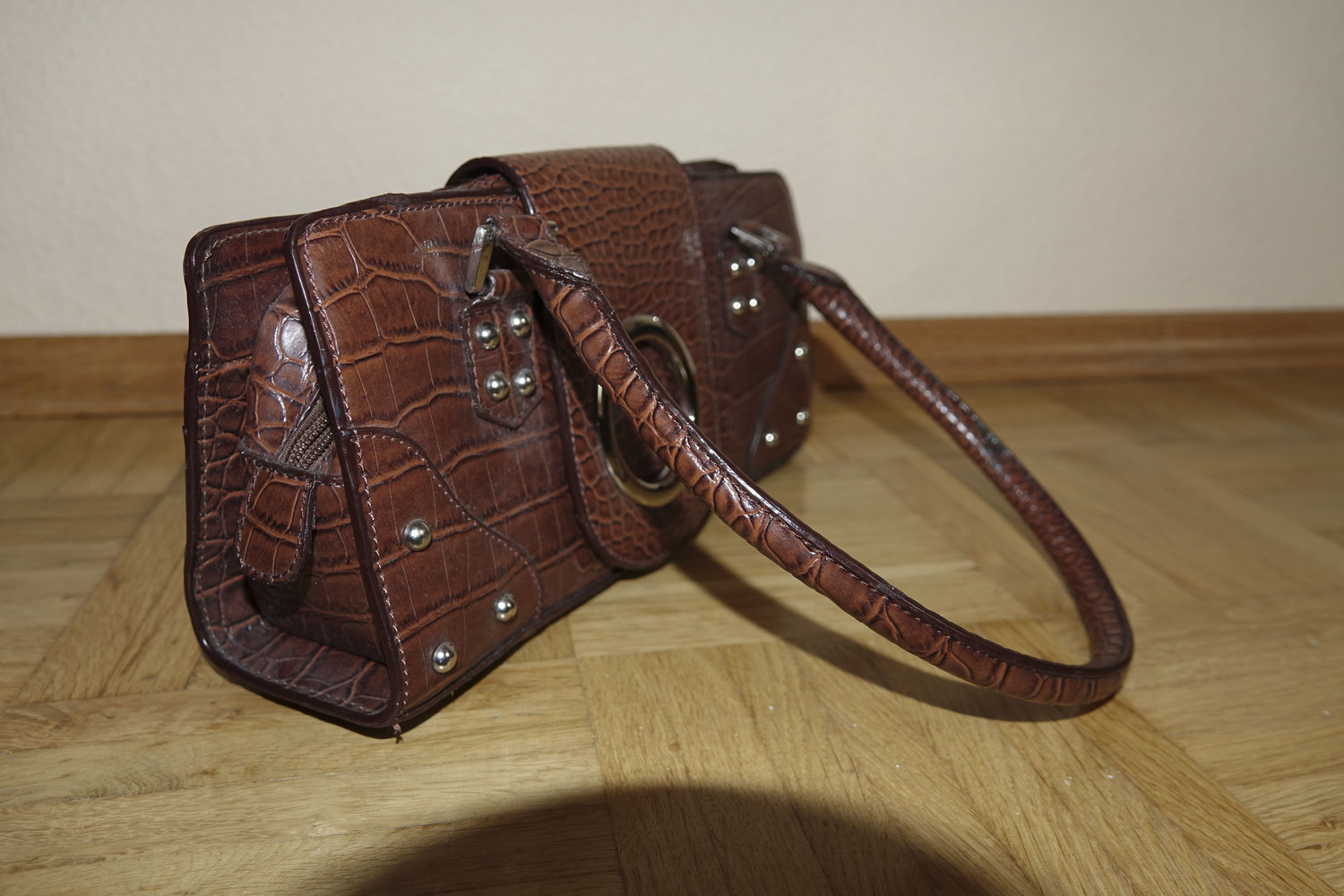 Schicke braune Handtasche im Kroko-Look