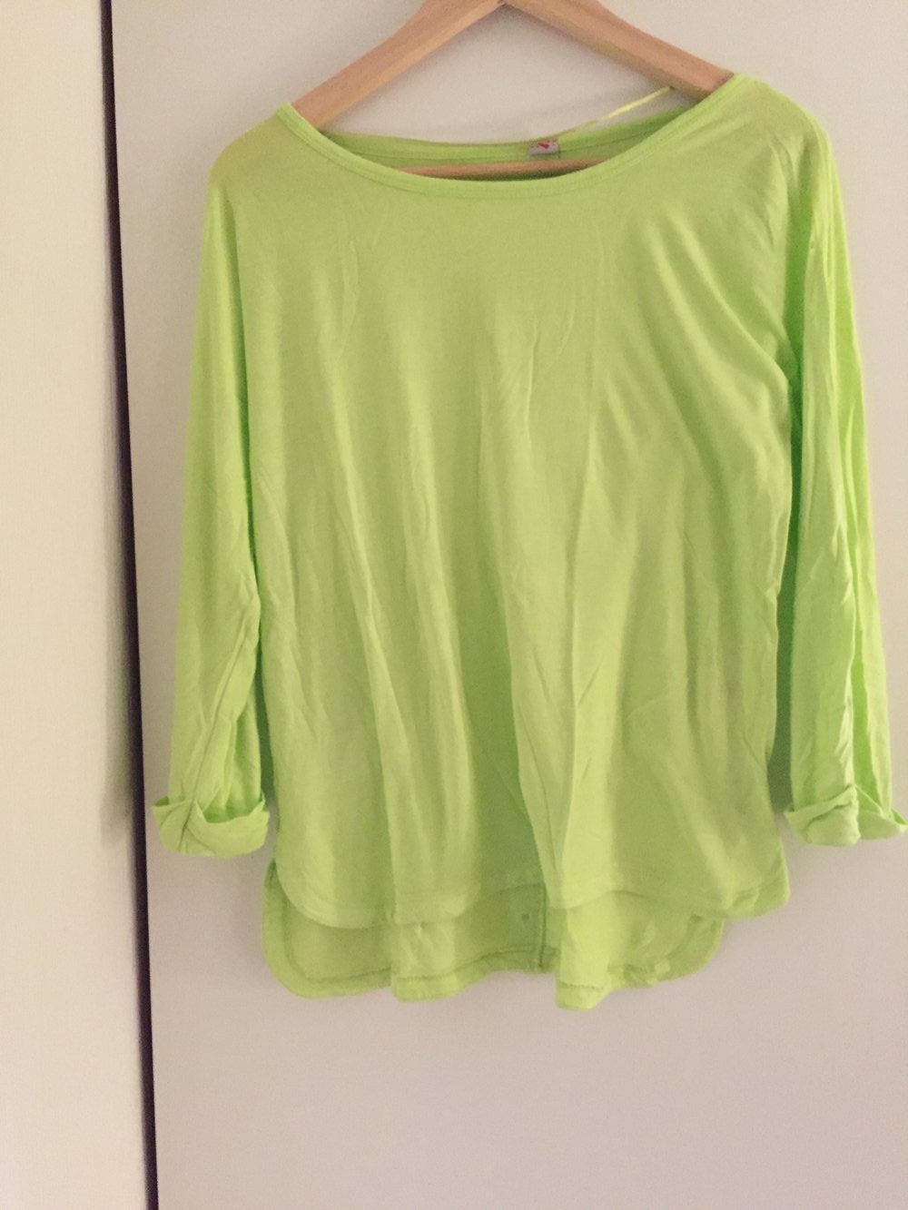 grüner Pullover mit Knöpfen am Rücken 
