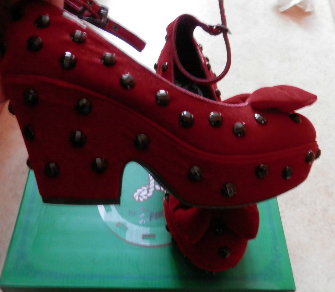 Kirschrote retro Schuhe