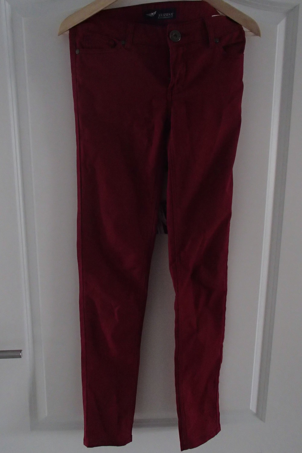 Bordeauxrote Hose