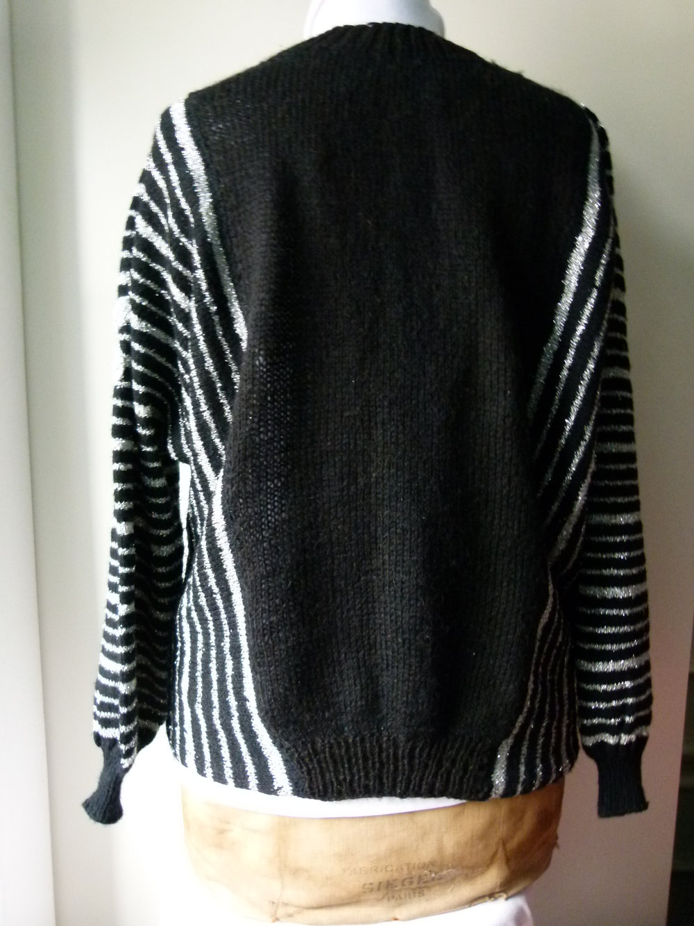 Strickjacke Cardigan, Handarbeit, schwarz silber mit Streifen und Blütenmuster, Unikat, Boho Mori Retro Vintage