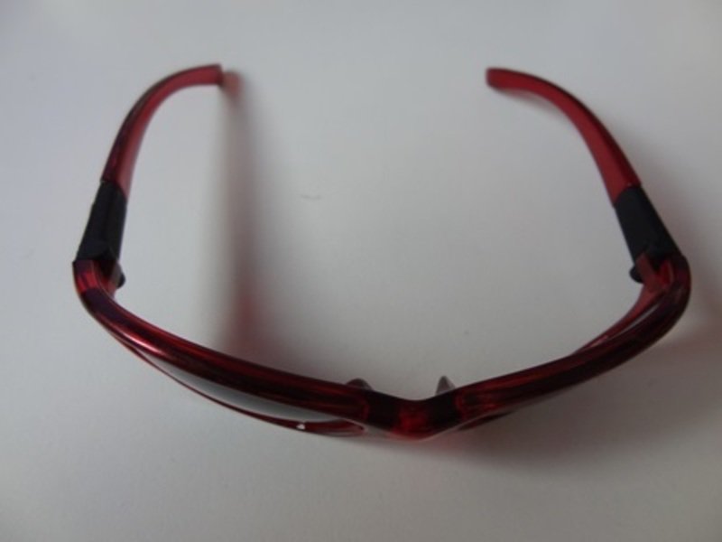 Uvex Sonnenbrille für Kinder in rot mit dunklen Gläsern