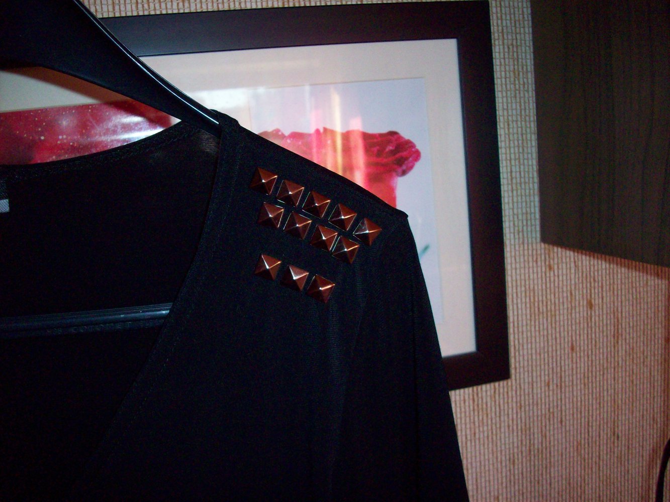 Tolles 3/4 Arm Shirt mit großem V-Ausschnitt, Gr. 36 / S, Pyramiden Nieten auf den Schultern
