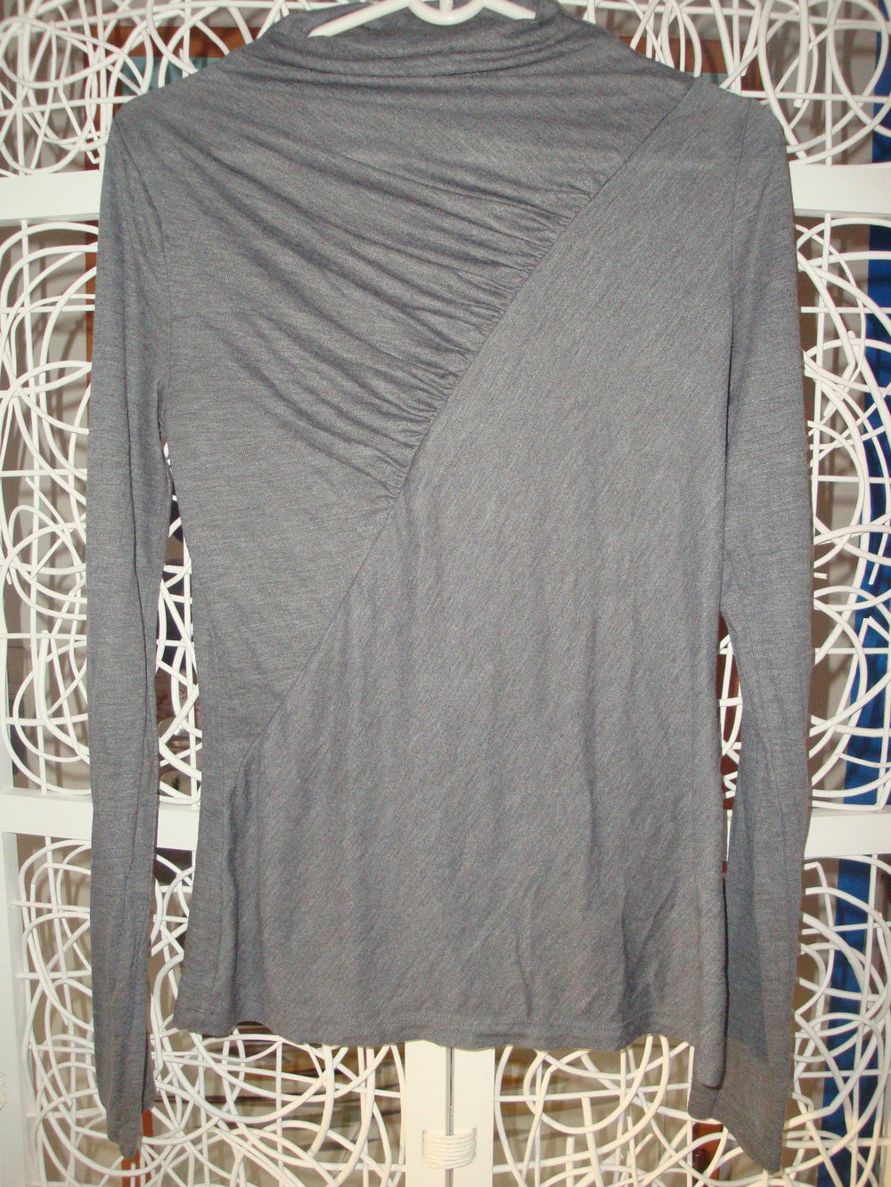 graues Langarmshirt