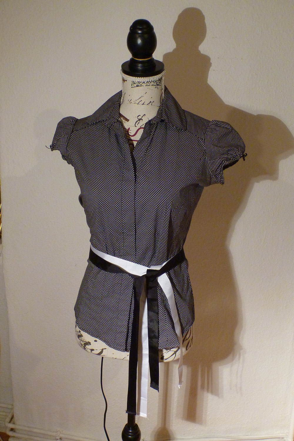 kurzärmlige Bluse schwarz weiß gepunktet Gr. 36/S