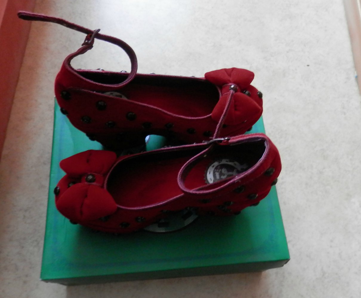 Kirschrote retro Schuhe
