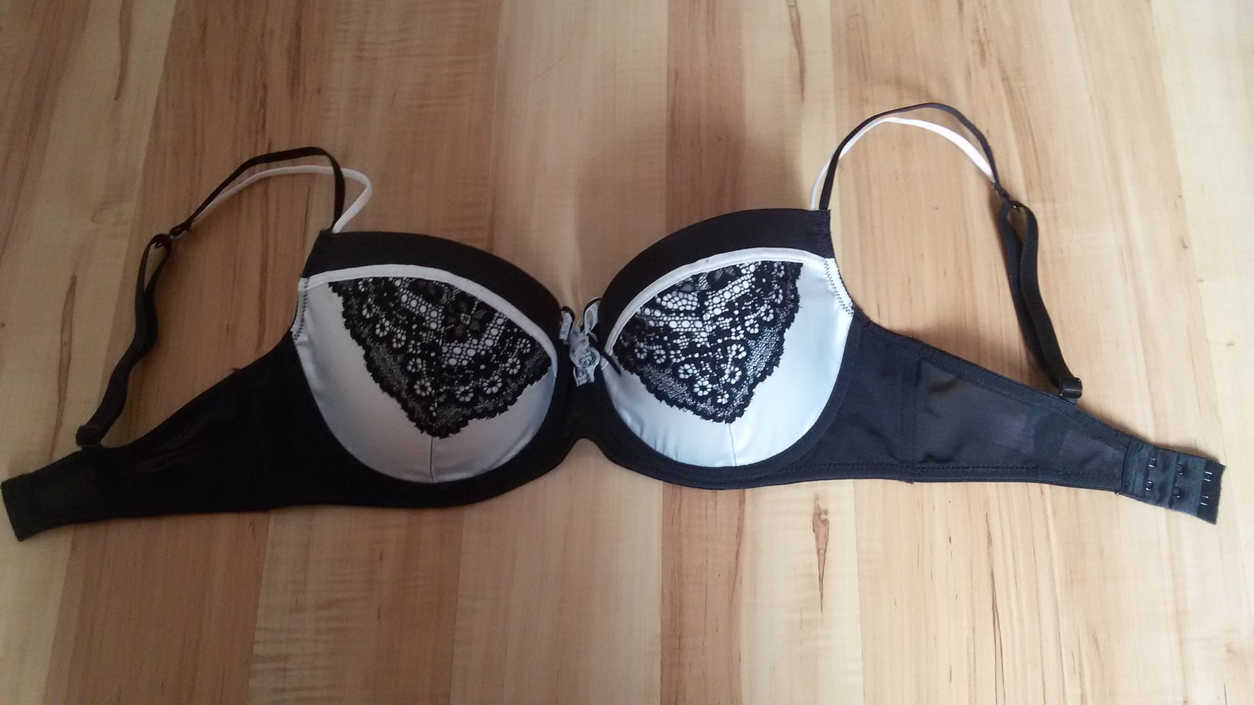 Schalen-BH 70E in Schwarz-Weiß