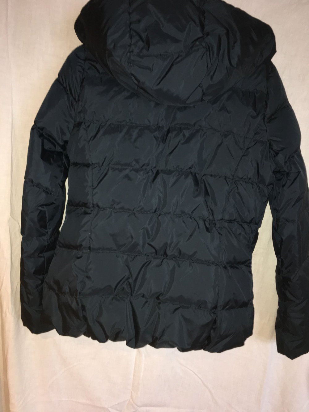 dunkelblaue Winterjacke