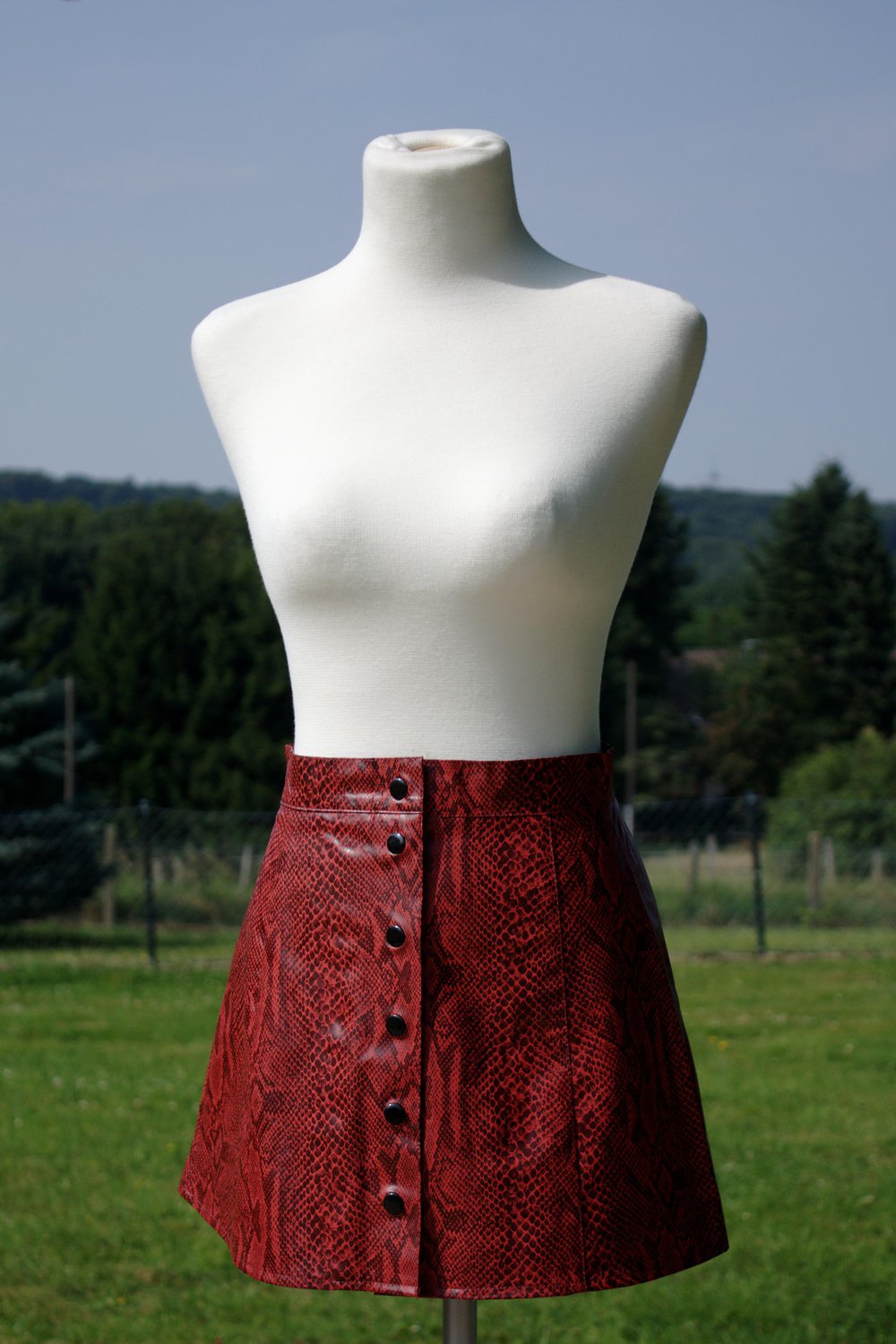 Minirock Lederimitat Lederoptik vintage 90er no name A-Linie schwarz rot Schlangenmuster