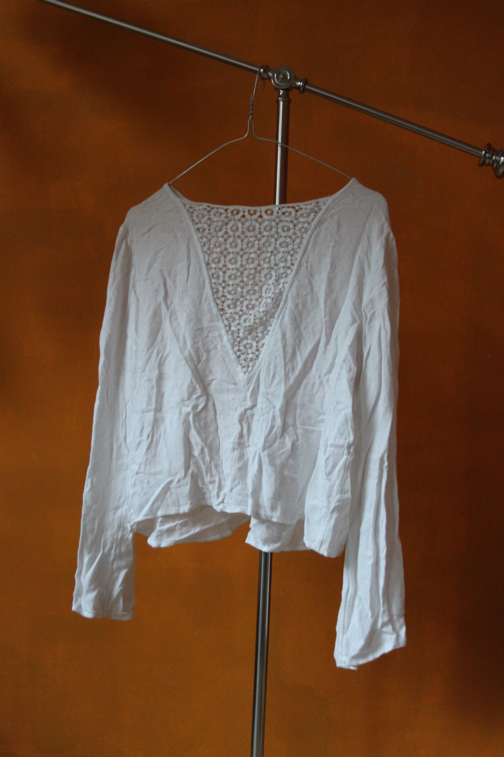Reinweiße ZARA Bluse mit Trompetenärmeln und Häkeleinsatz