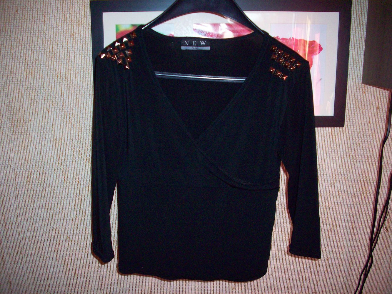 Tolles 3/4 Arm Shirt mit großem V-Ausschnitt, Gr. 36 / S, Pyramiden Nieten auf den Schultern