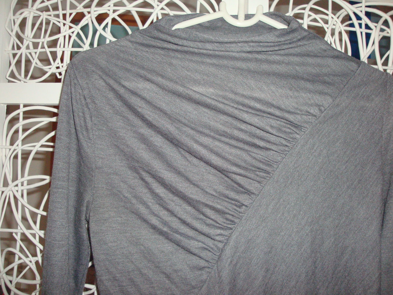 graues Langarmshirt