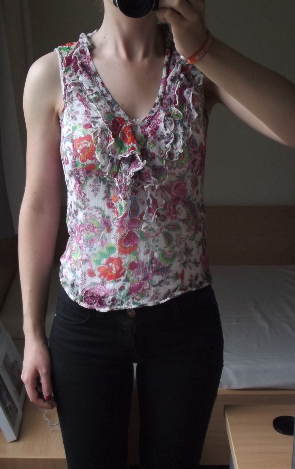 Bunte Bluse mit Rüschen und Knöpfen