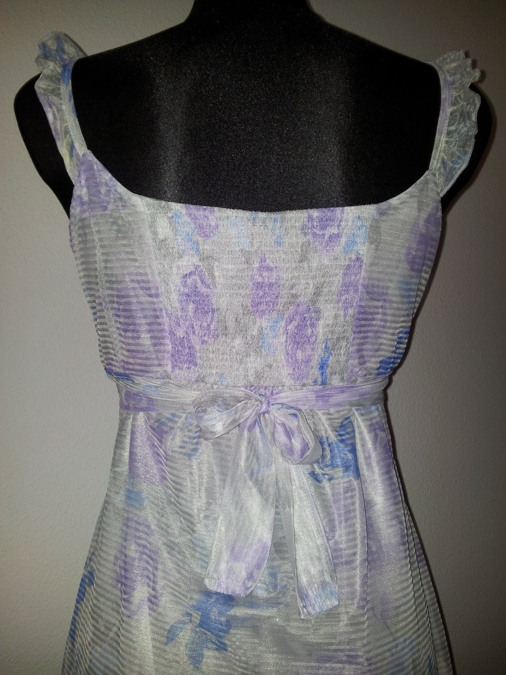 hübsches Kleid in grau und lila