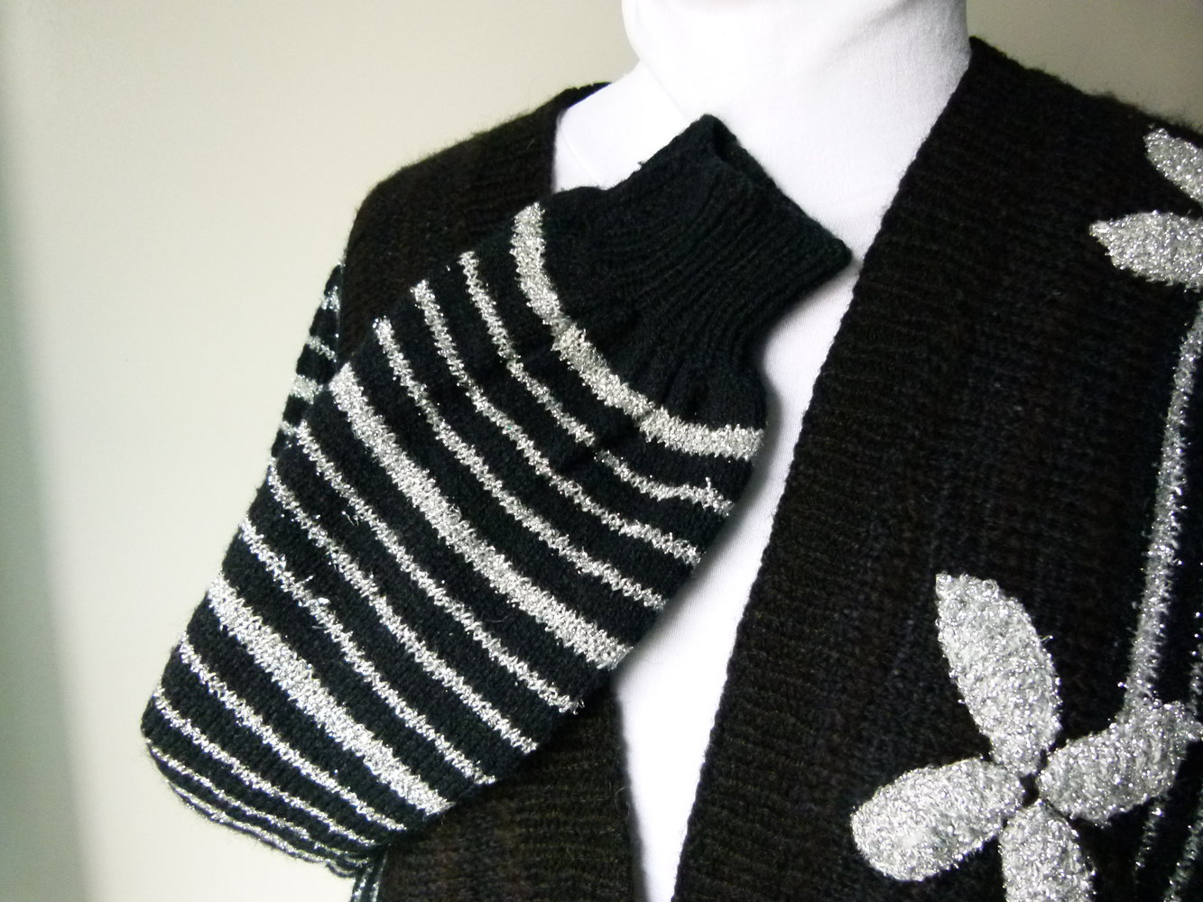 Strickjacke Cardigan, Handarbeit, schwarz silber mit Streifen und Blütenmuster, Unikat, Boho Mori Retro Vintage