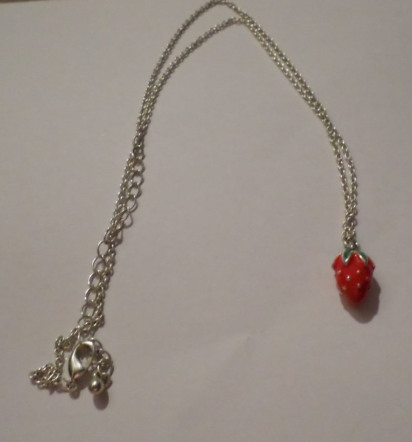 Kette mit Erdbeerenanhänger H&M