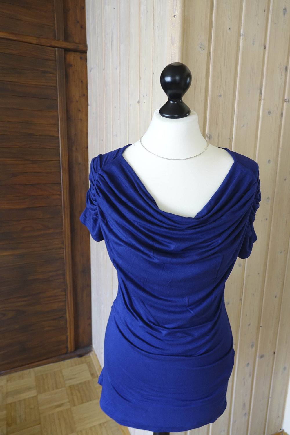 Schönes gerafftes T-Shirt in Blau