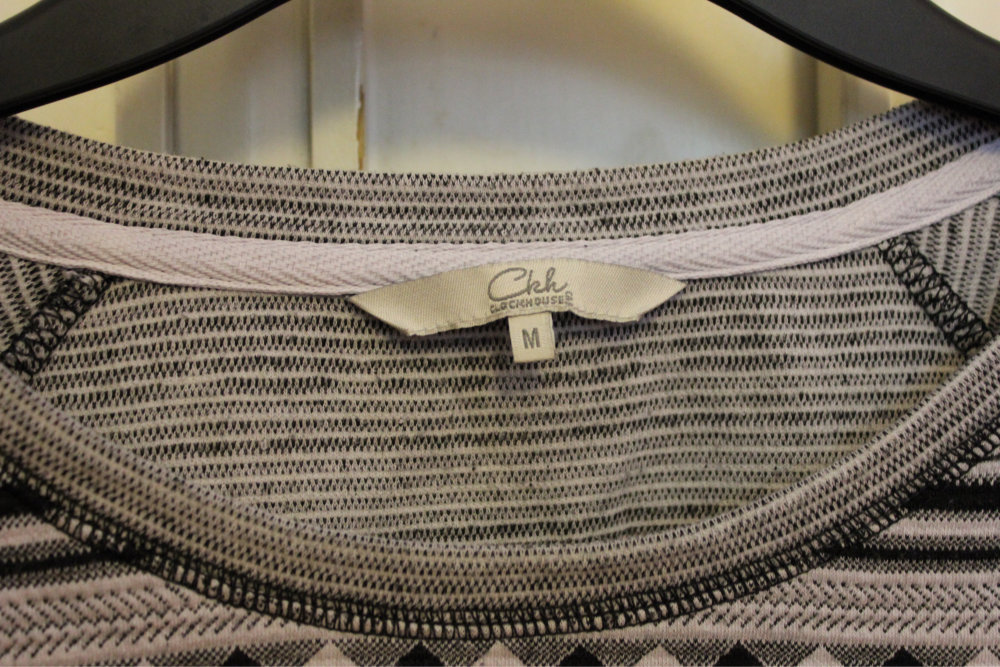 Pulli mit schwarz-weiß-grauem Muster