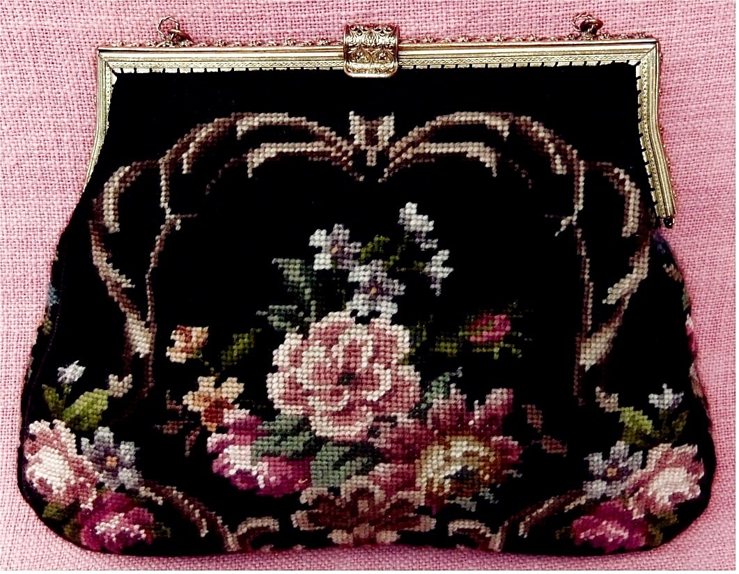 Gobelin Damentasche mit verzierter Messing-Verschlußleiste - Gobelin schwarz mit farbigem Blumenmotiv