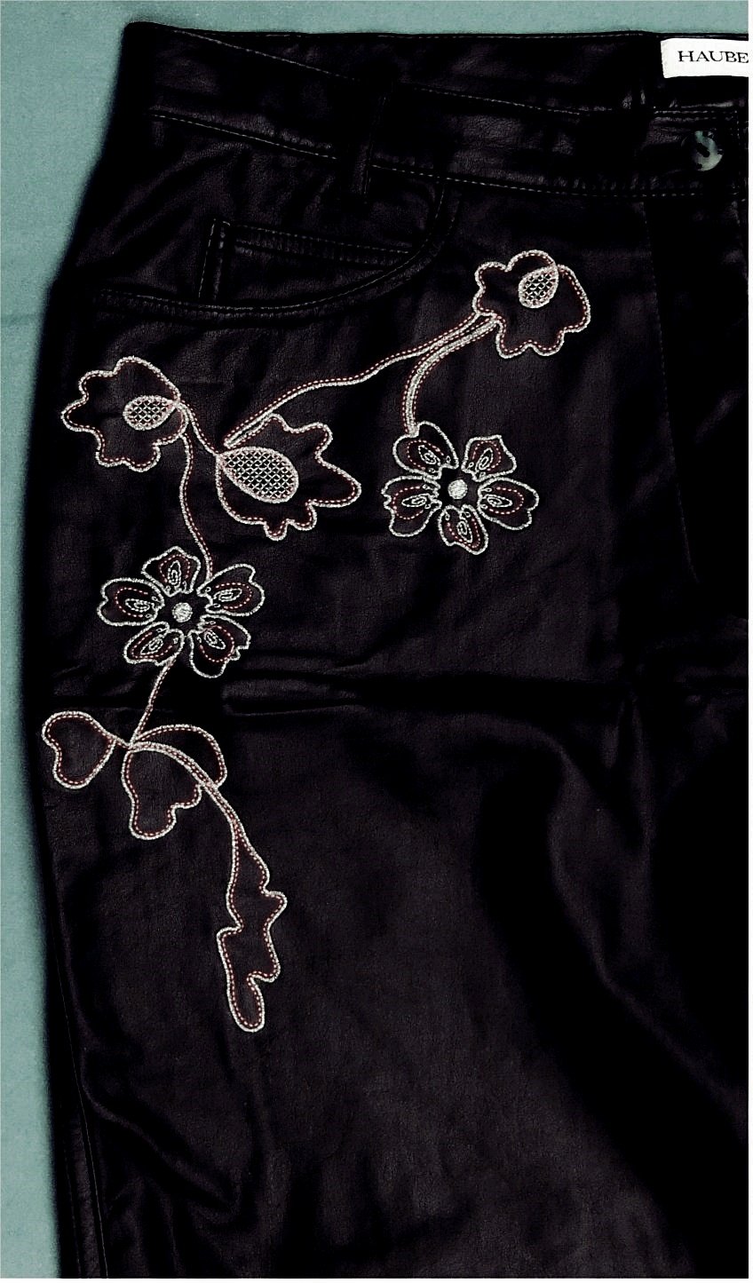 Eine glatte matt glänzende Hose von Hauber - Schwarz mit Blumenmotiv - Größe 42