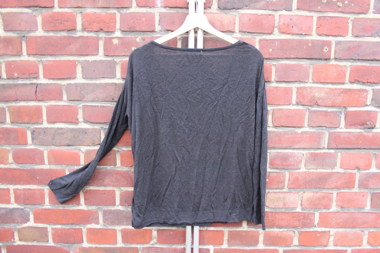 Feinstrickpullover mit abgerundetem V-Ausschnitt in Dunkelgrau