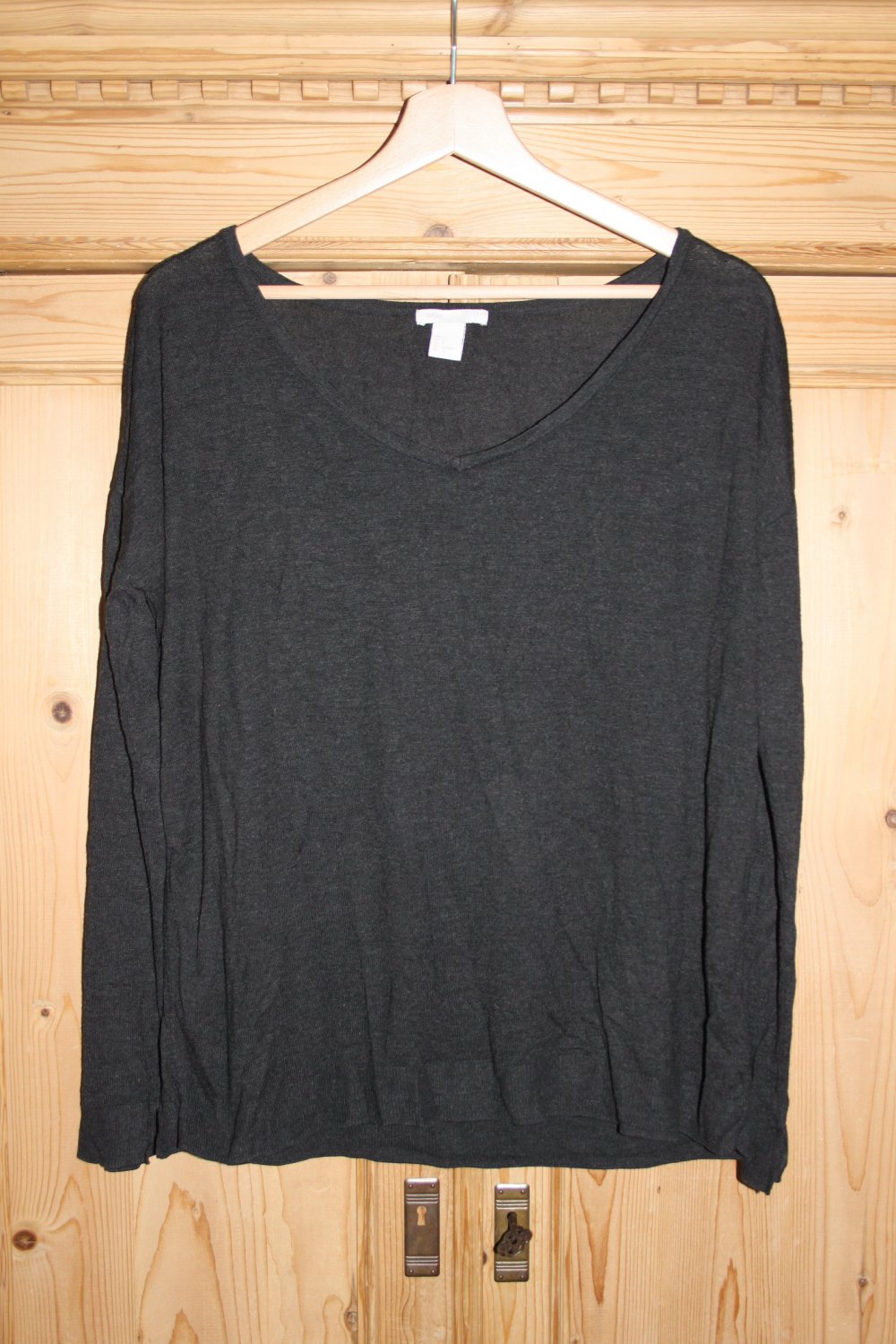 Feinstrickpullover mit abgerundetem V-Ausschnitt in Dunkelgrau