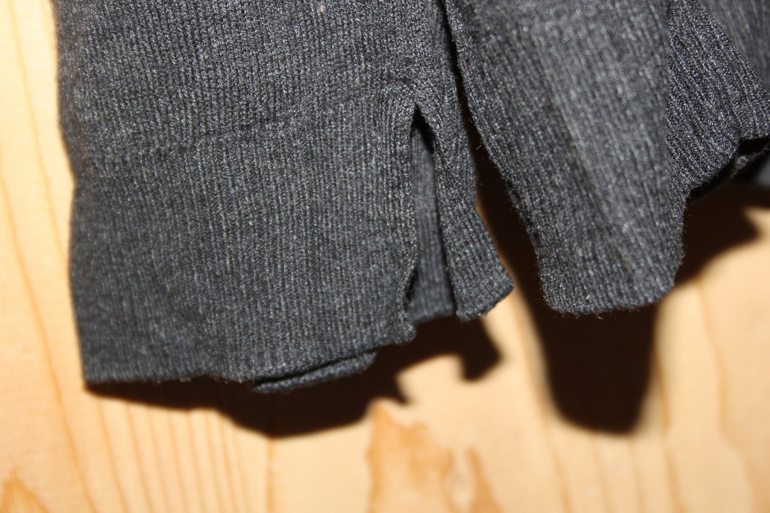 Feinstrickpullover mit abgerundetem V-Ausschnitt in Dunkelgrau