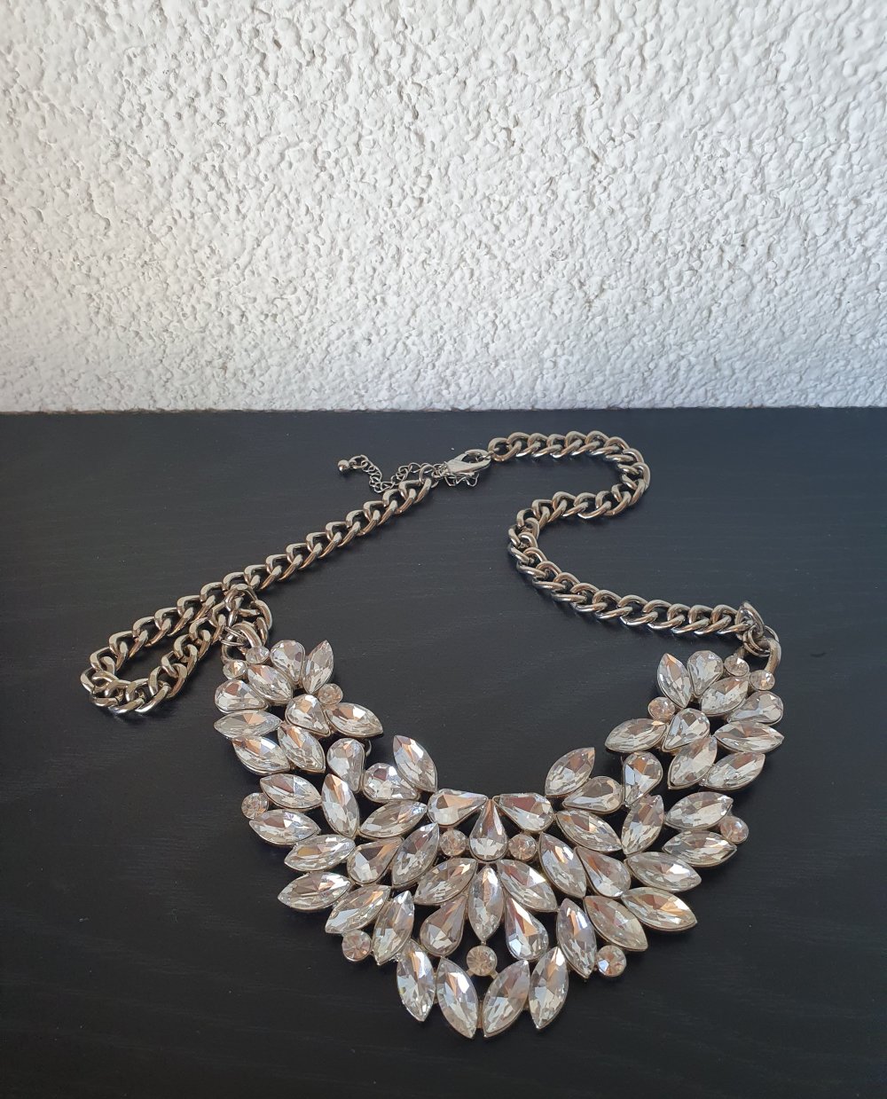 Silberfarbene Statementkette mit Strass