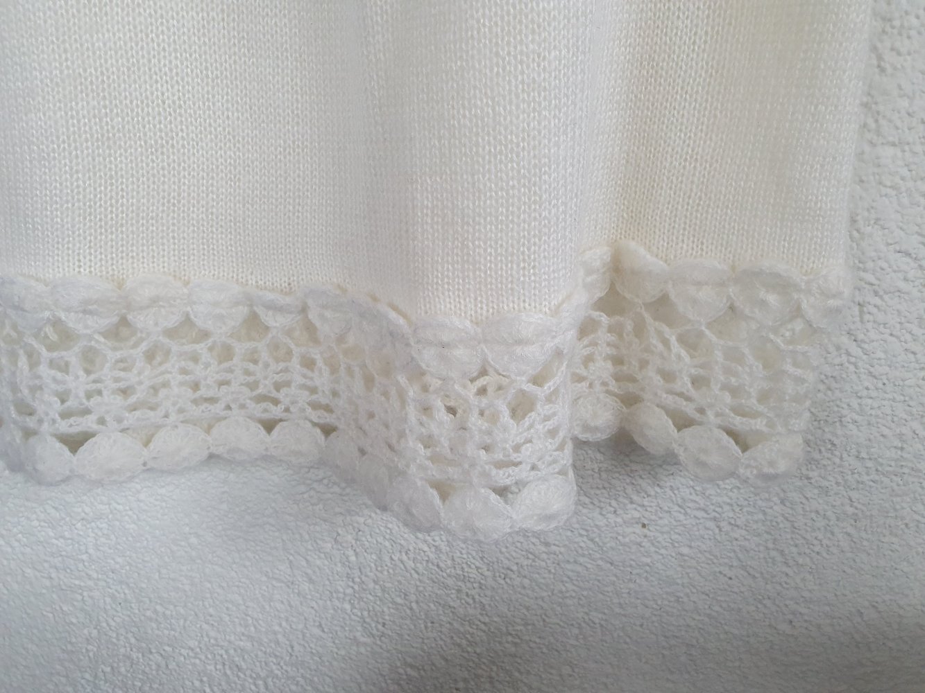 Weißes Kleid mit Spitze