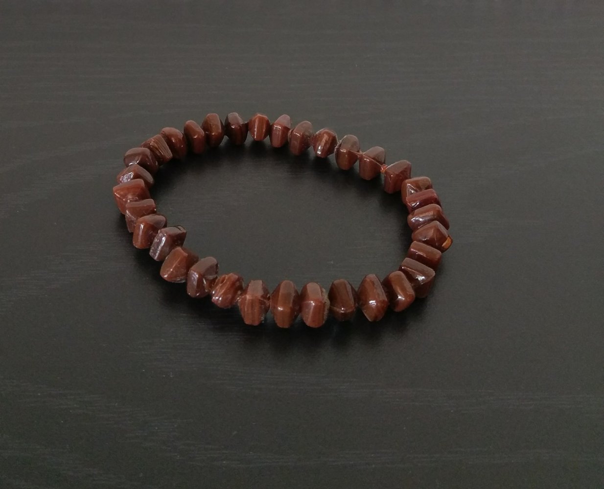 Armband mit braunen Steinchen