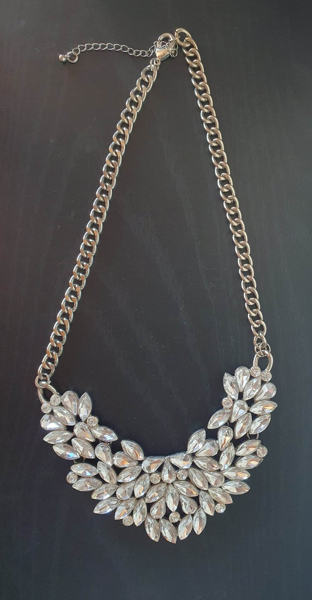 Silberfarbene Statementkette mit Strass