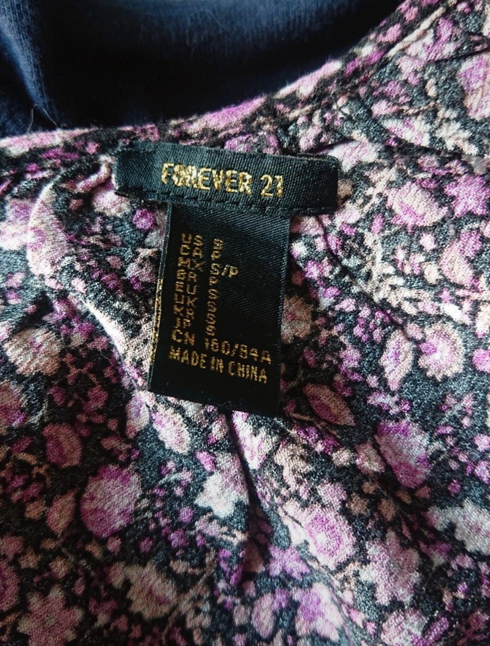 Crop Top T-Shirt schwarz mit Blumen