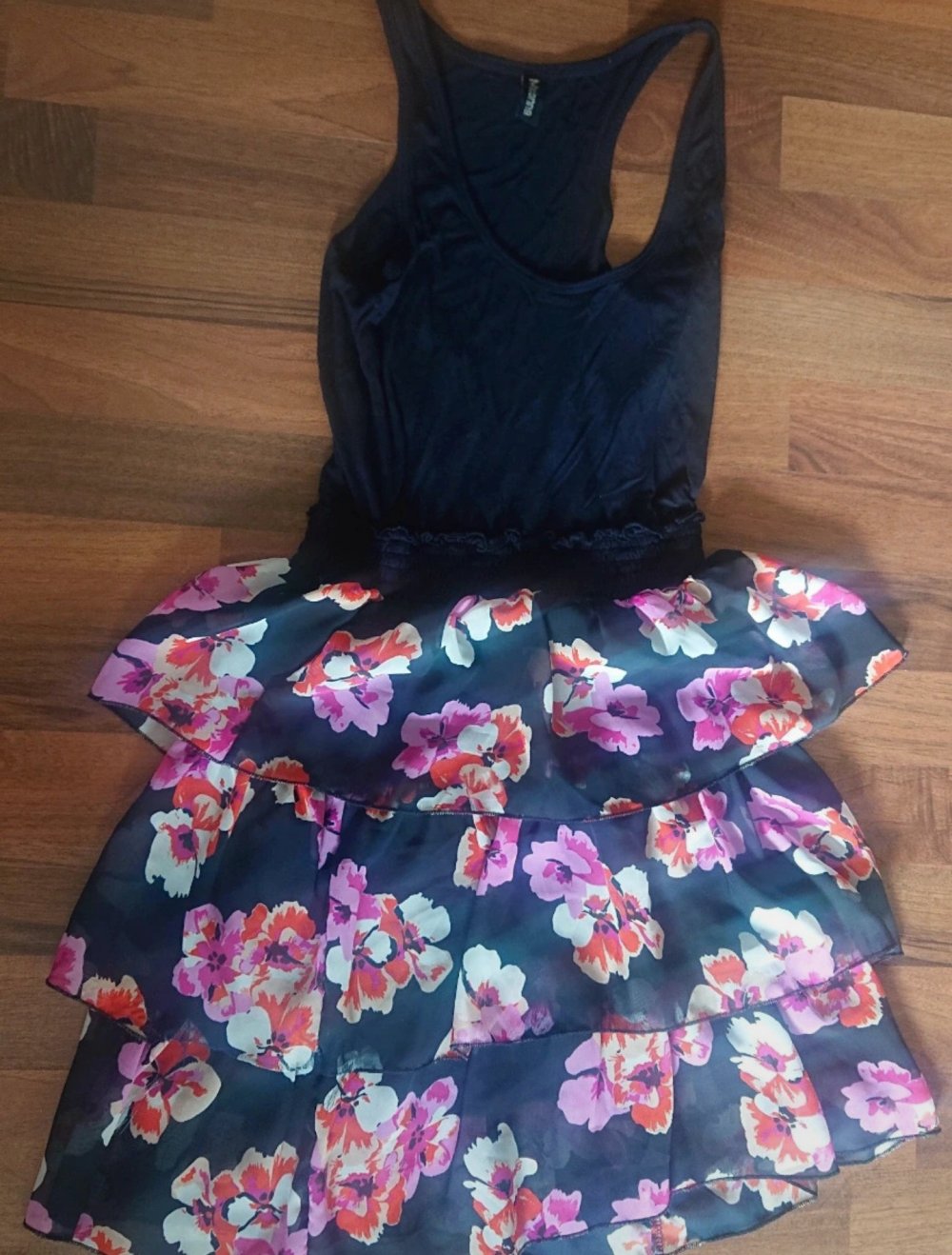 Dunkles Kleid mit Blumenmuster