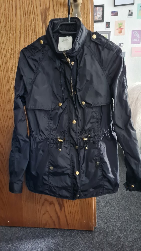 Schwarze Regenjacke