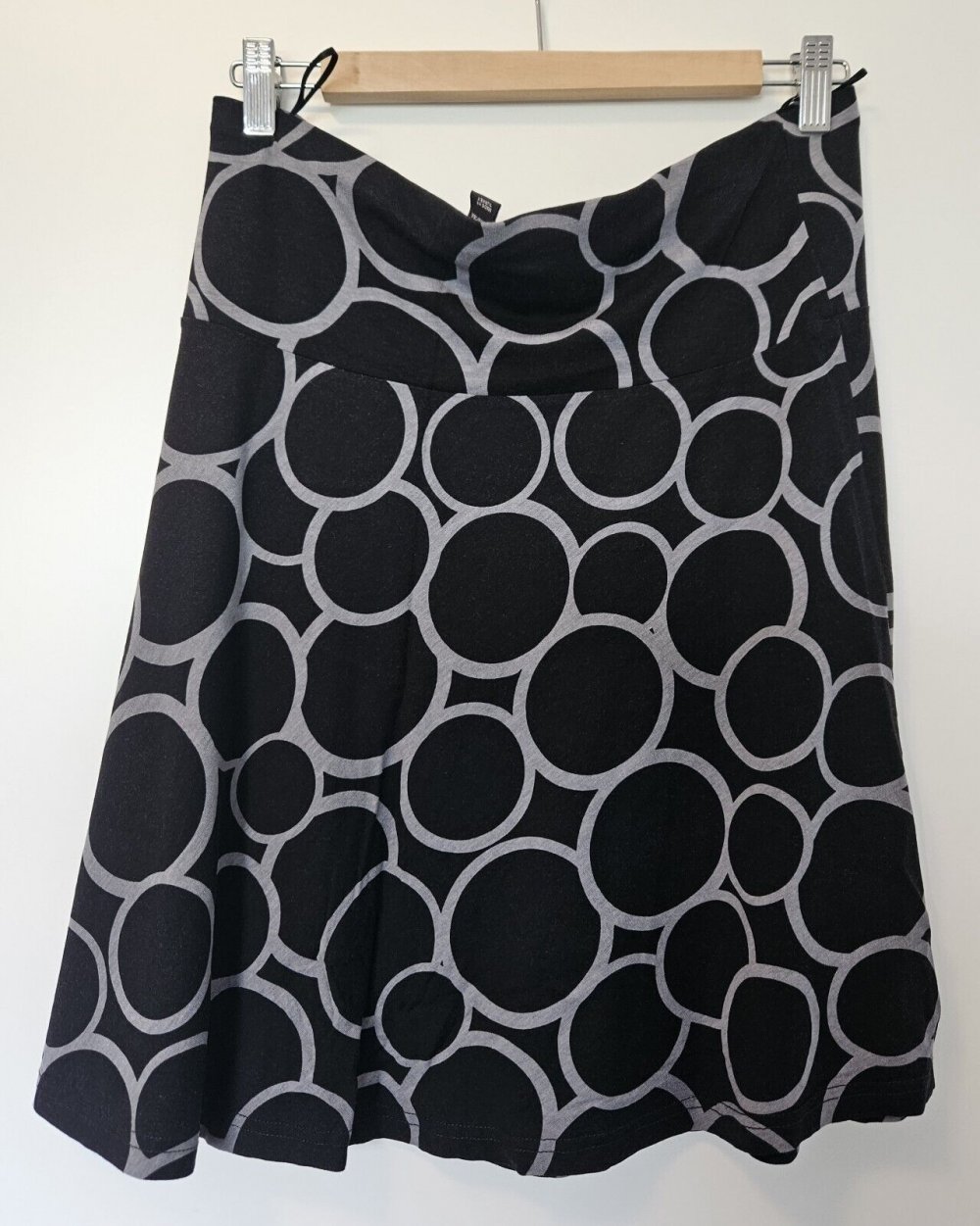 Top modischer femininer Damenrock Gr. 40 (H&M) schwarz gemustert