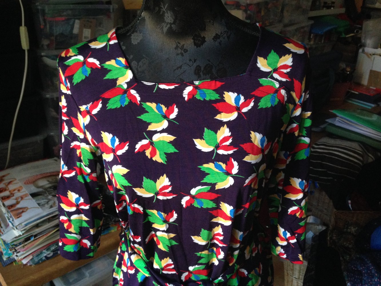 Kleid mit Blättermuster 