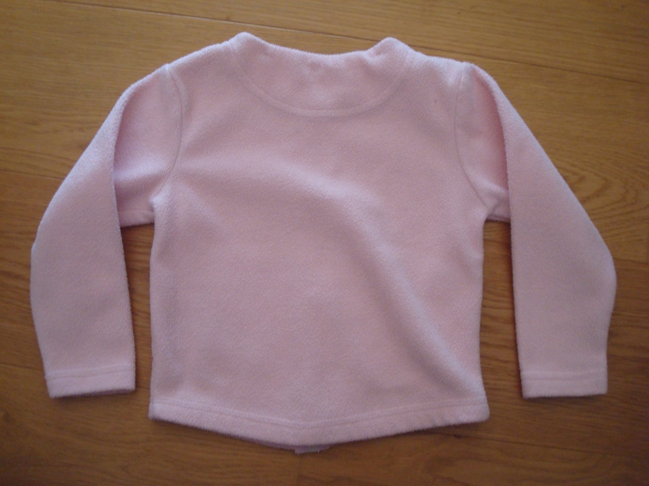 süße Mädchenstrickjacke mit Stickerei