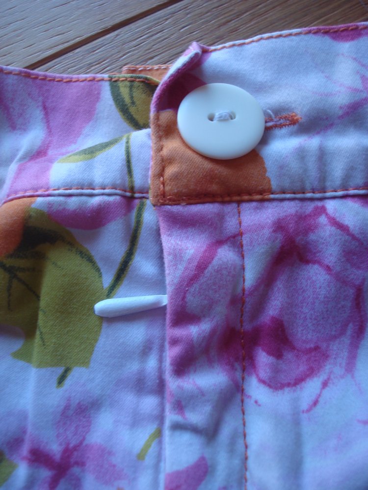 schöne Sommerhose, kurze Hose mit Blumendruck