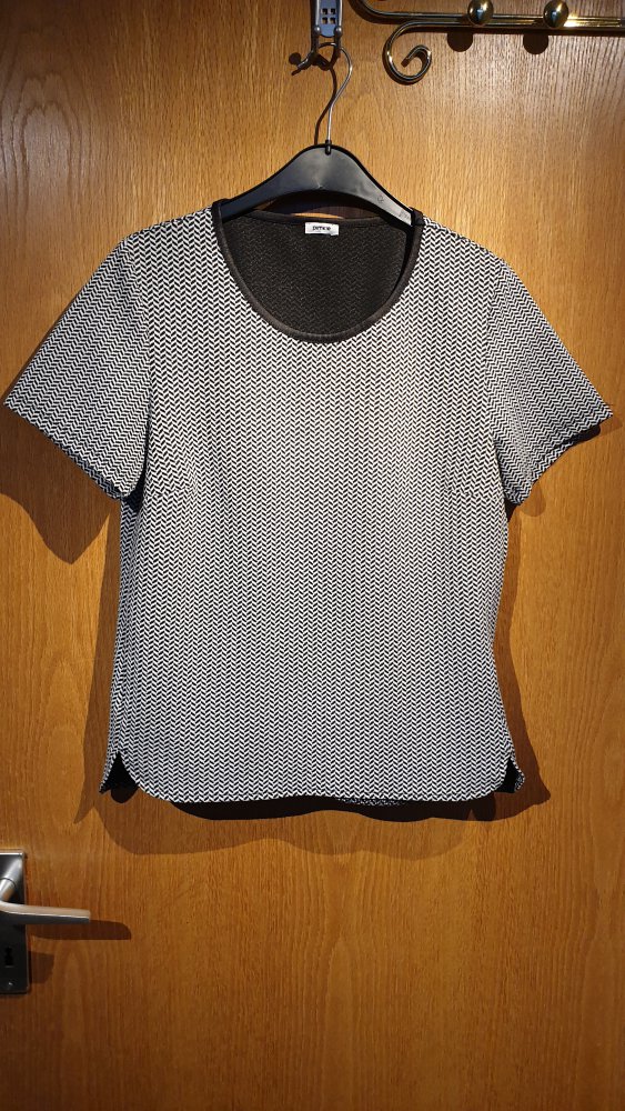 Schwarzweißes Shirt mit Fischgrätmuster Gr M/ L