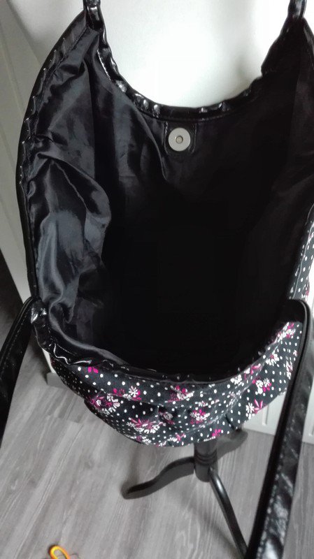 Große Tasche mit schönem Blümchenmuster