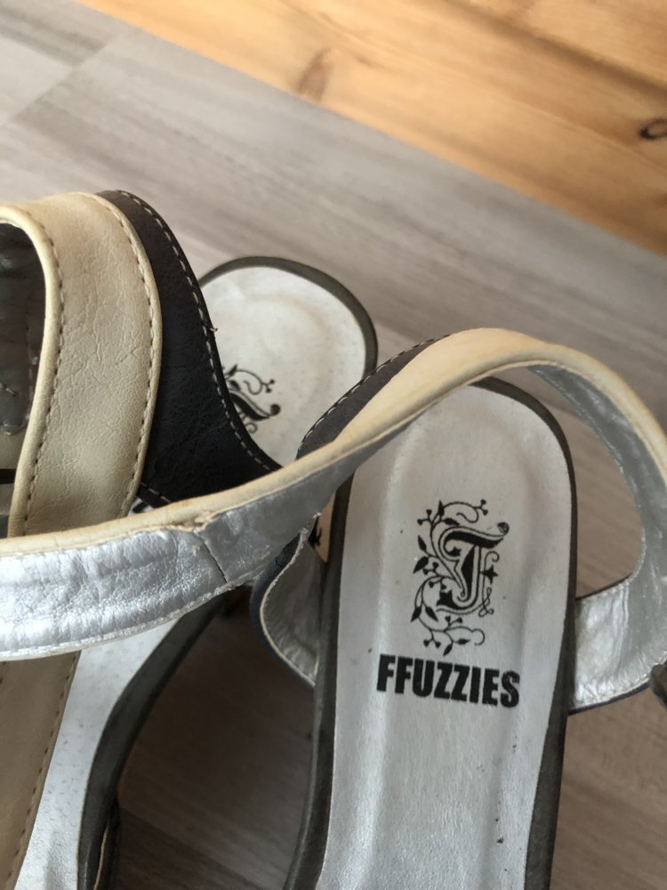 Grau-weiße High Heels - Fuzzies - Größe 38 - Nie getragen!